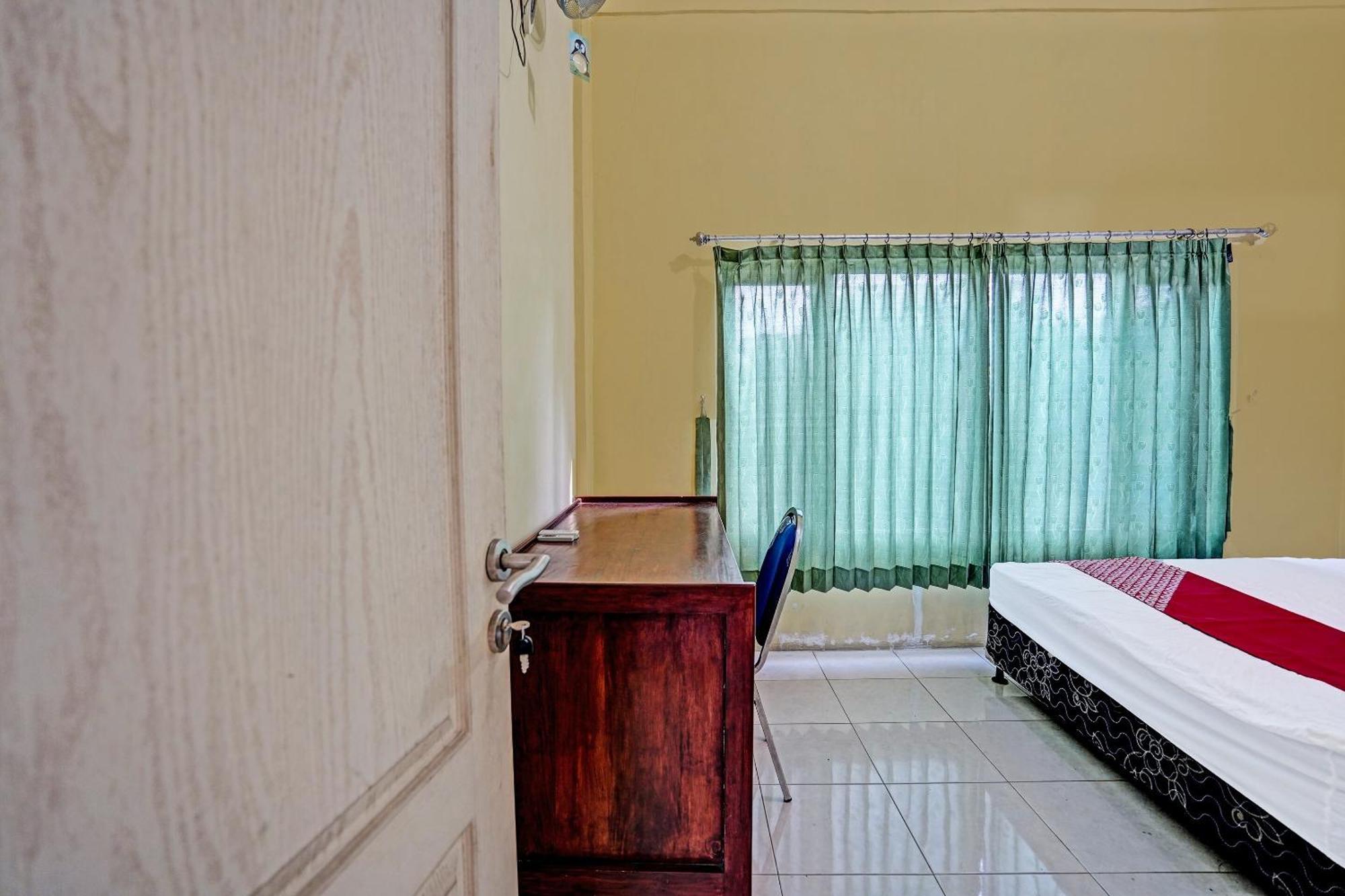Oyo 91572 Kost Esklusif Barokah Hotel Пасуруан Екстериор снимка