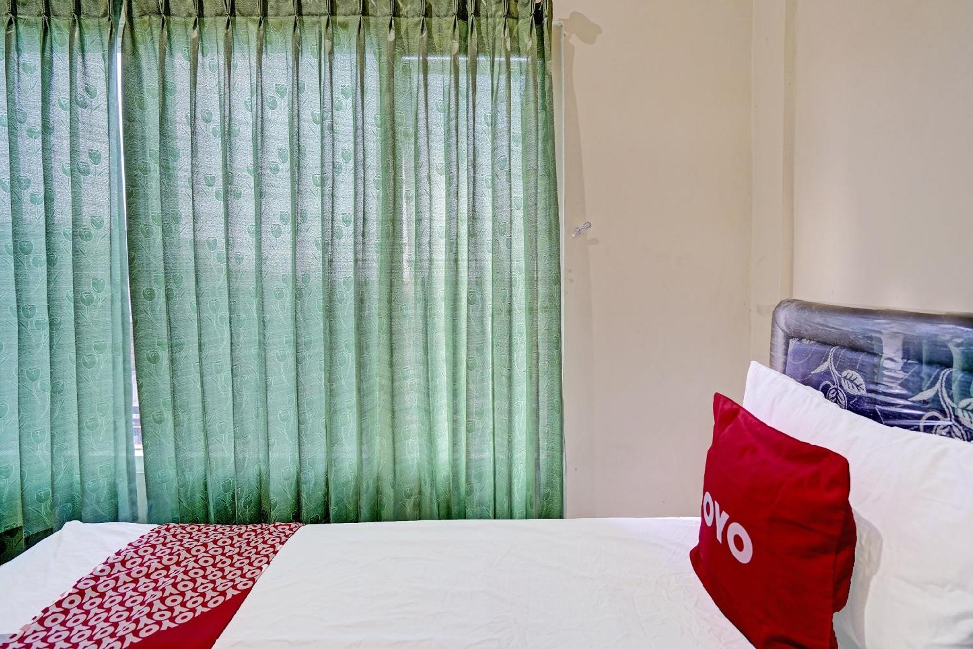 Oyo 91572 Kost Esklusif Barokah Hotel Пасуруан Екстериор снимка