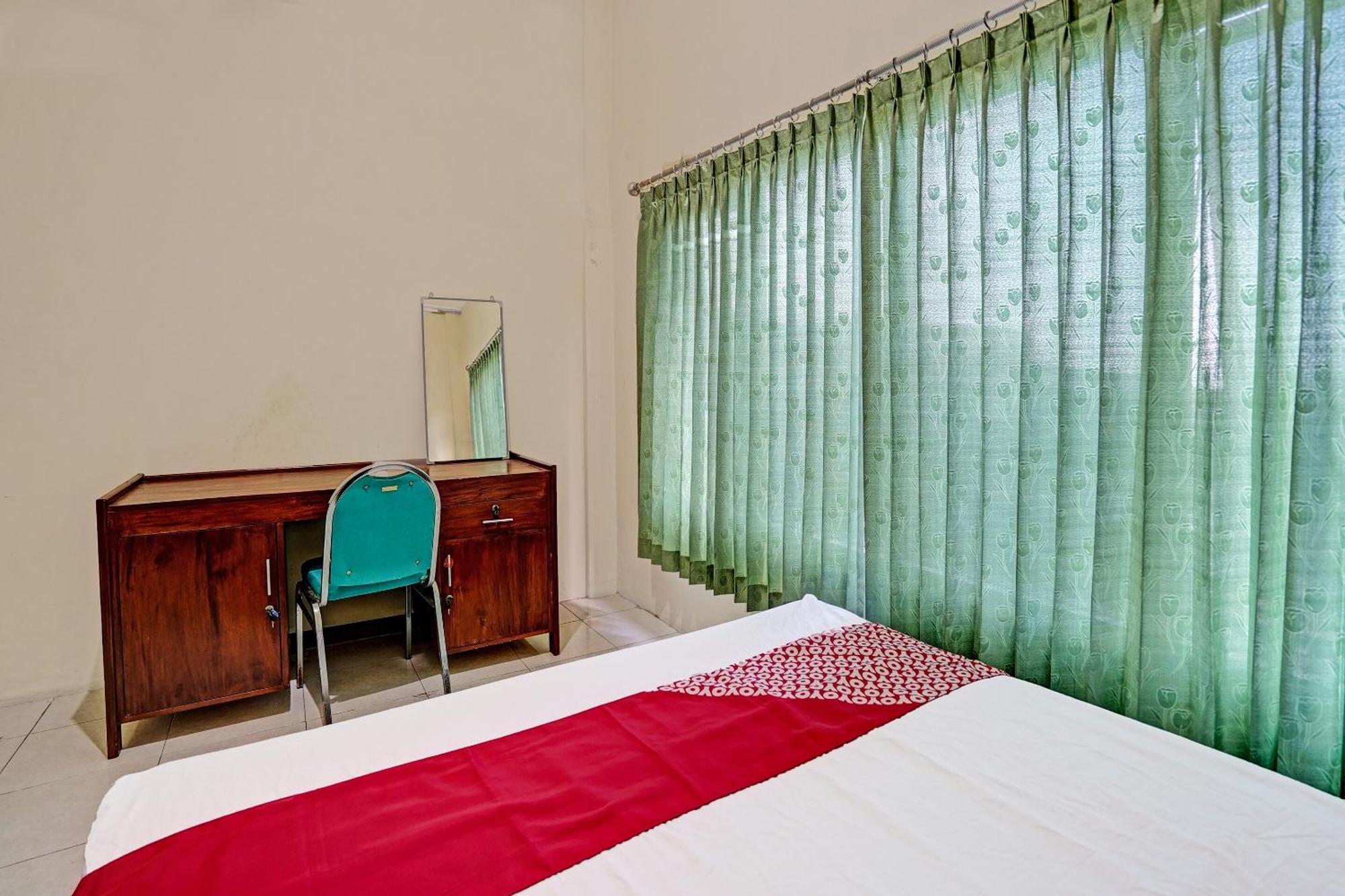Oyo 91572 Kost Esklusif Barokah Hotel Пасуруан Екстериор снимка
