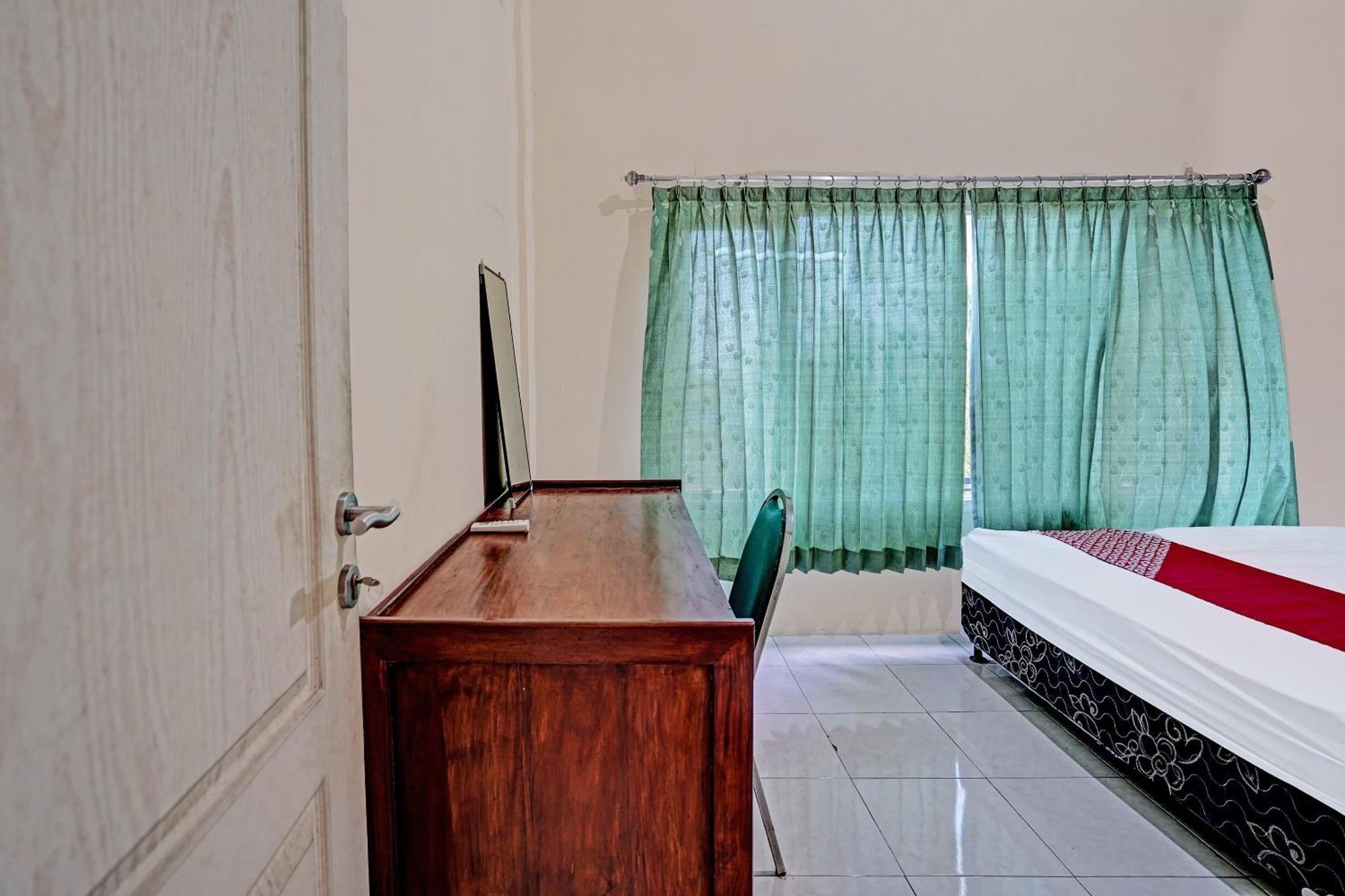 Oyo 91572 Kost Esklusif Barokah Hotel Пасуруан Екстериор снимка