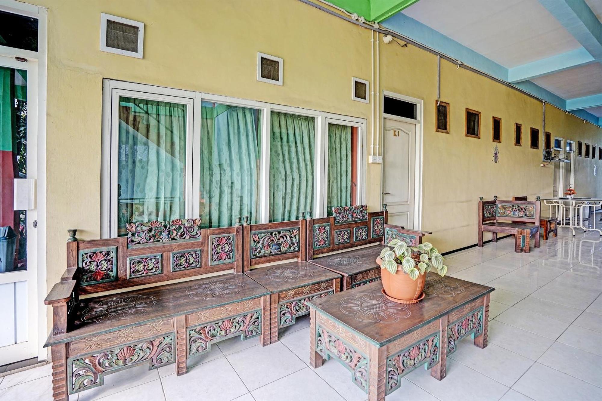 Oyo 91572 Kost Esklusif Barokah Hotel Пасуруан Екстериор снимка